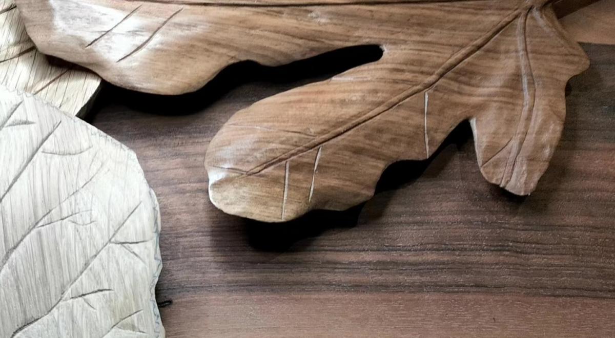 Sculptures sur bois - Alekxy Sculpture - Sculpture sur bois représentant des feuilles d’arbres endémiques de la région