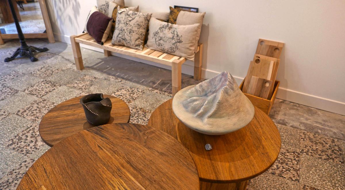 Les Artisanes Embrun - Ensemble de mobilier en bois français - sculpture sur bois et céramique - sérigraphie …