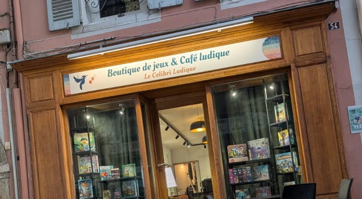 Vitrine - Le Colibri Ludique EMBRUN - Vitrine - Le Colibri Ludique EMBRUN