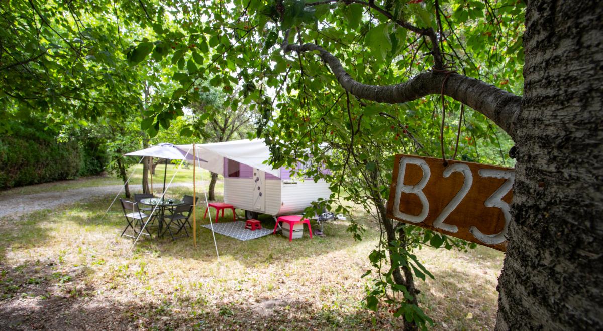 Emplacement caravane - Camping Les Esparons EMBRUN - Emplacement caravane - Camping Les Esparons EMBRUN