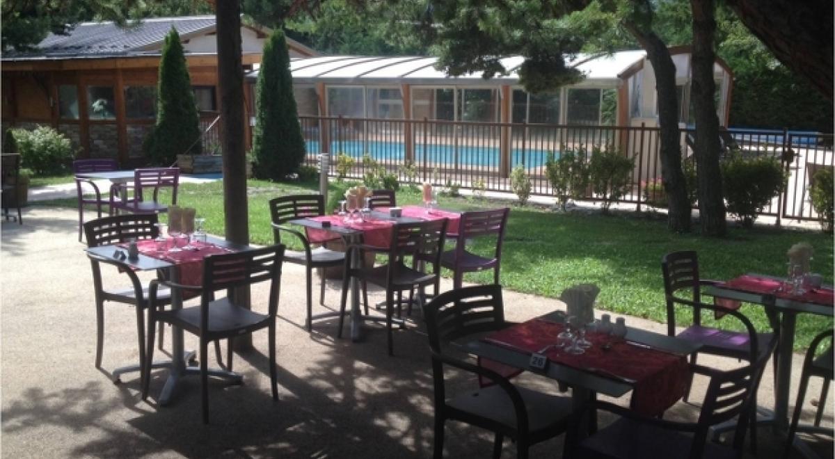 Hôtel Restaurant Le Lac - Terrasse côté Piscine Hôtel Restaurant Le Lac - Terrasse côté Piscine