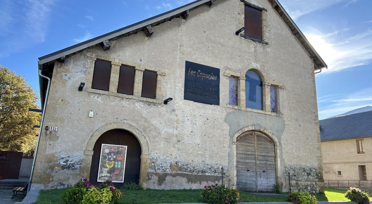 Façade du Centre d’art contemporain Les Capucins, Ville d’Embrun, 2025 - Façade du Centre d’art contemporain Les Capucins, Ville d’Embrun, 2025