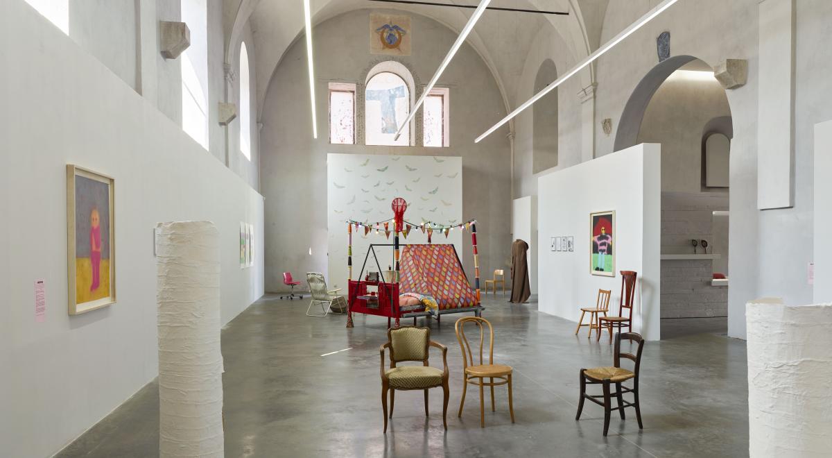 Vue de l’exposition Le peuple des pyjamas au pays des coquillettes, Centre d’art contemporain Les Capucins, Ville d’Embrun, 2025. - Vue de l’exposition Le peuple des pyjamas au pays des coquillettes, Centre d’art contemporain Les Capucins, Ville d’Embrun, 2025.