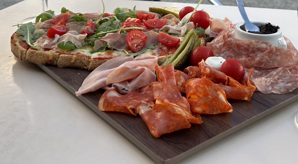 Planche Bruschetta  - Le Cagnard EMBRUN - Planche Bruschetta  - Le Cagnard EMBRUN Planche Bruschetta  - Le Cagnard EMBRUN - Planche Bruschetta  - Le Cagnard EMBRUN