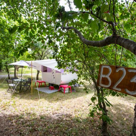 Emplacement caravane - Camping Les Esparons EMBRUN - Emplacement caravane - Camping Les Esparons EMBRUN