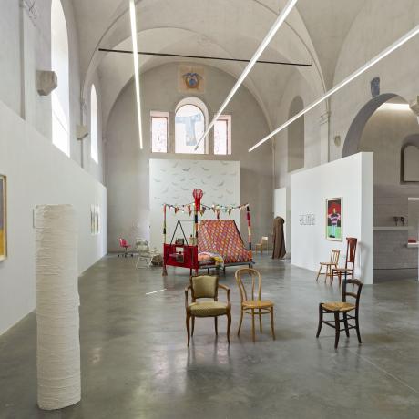 Vue de l’exposition Le peuple des pyjamas au pays des coquillettes, Centre d’art contemporain Les Capucins, Ville d’Embrun, 2025. - Vue de l’exposition Le peuple des pyjamas au pays des coquillettes, Centre d’art contemporain Les Capucins, Ville d’Embrun, 2025.