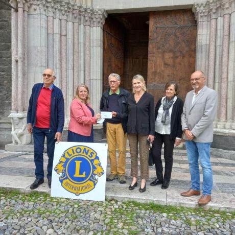 remise de cheque lions club travaux cathedrale 13 juin 2023.jpg